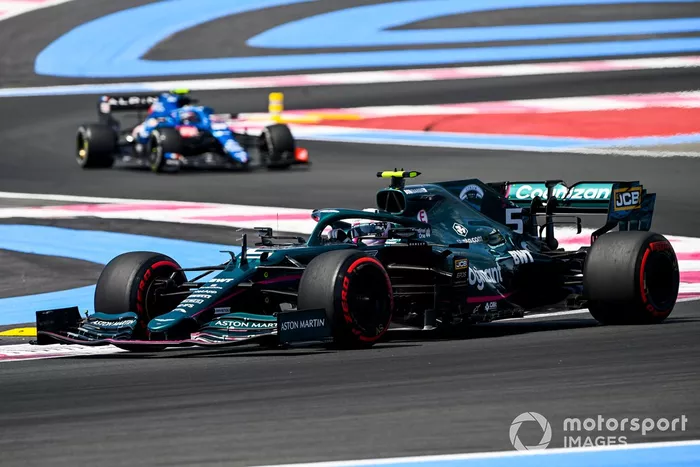 Sebastian Vettel, Aston Martin AMR21, Esteban Ocon, Alpine A521