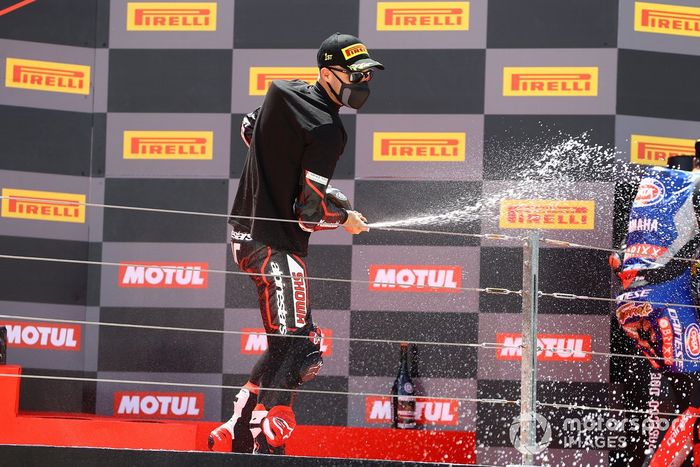 Podio: Jonathan Rea, Kawasaki Racing Team WorldSBK celebra haber ganado 100 carreras del WorldSBK