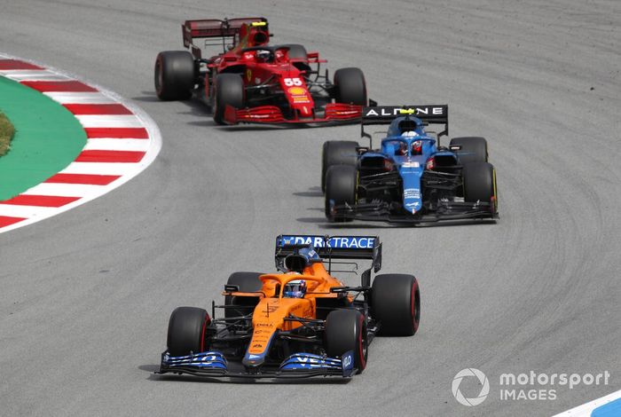Daniel Ricciardo, McLaren MCL35M, Esteban Ocon, Alpine A521, y Carlos Sainz Jr., Ferrari SF21