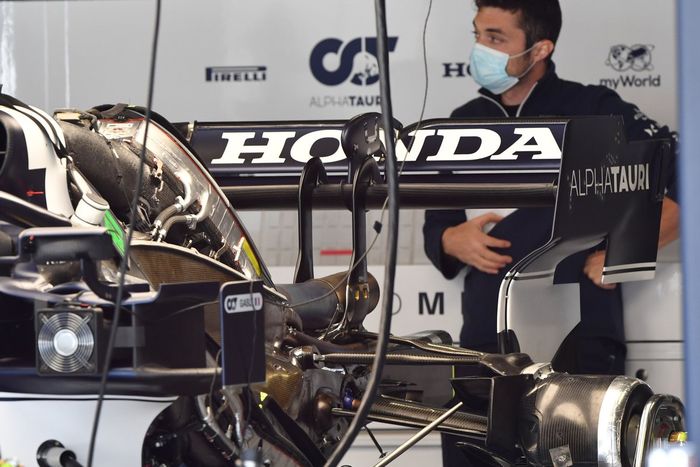 Detalle de la suspensión y la parte trasera del AlphaTauri AT02