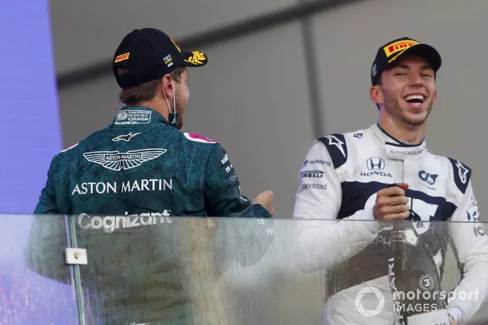 Podio: segundo lugar Sebastian Vettel, Aston Martin, tercer lugar Pierre Gasly, AlphaTauri