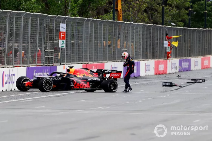 Max Verstappen, Red Bull Racing RB16B, da una patada a su coche tras estrellarse