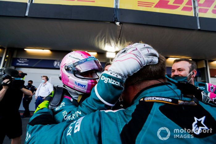 Sebastian Vettel, Aston Martin, 2ª posición, celebra en Parc Ferme