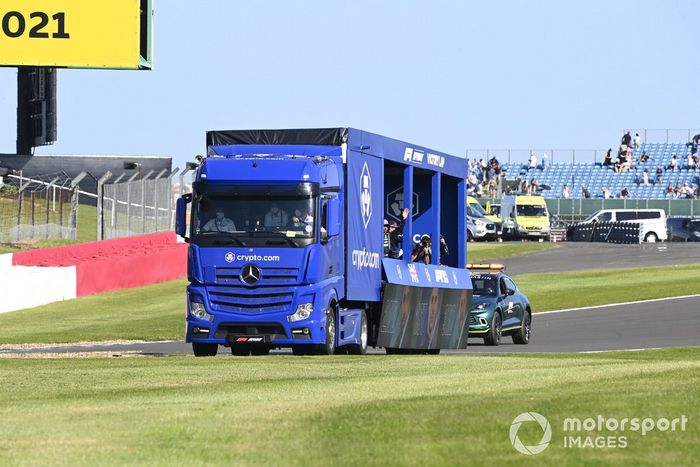 Primer lugar de la carrera Sprint Max Verstappen, Red Bull Racing, segundo lugar Lewis Hamilton, Mercedes y el tercer lugar Valtteri Bottas, Mercedes, recorren el circuito en el camión de la vuelta de la victoria tras la clasificación Sprint