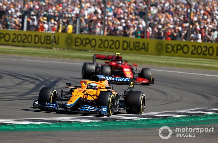 Daniel Ricciardo, McLaren MCL35M, Carlos Sainz Jr., Ferrari SF21