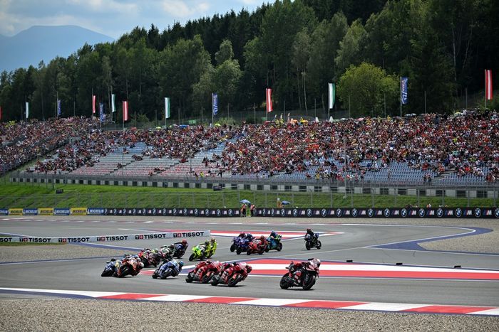 Всадники берут начало Гран -при Австрии MotoGP на гоночной трассе Red Bull Ring в Спилберге, Австрия, 17 августа 2025 года (фото Jure Makovec / AFP) (фото Джуре Маковека / AFP через Getty Images)          