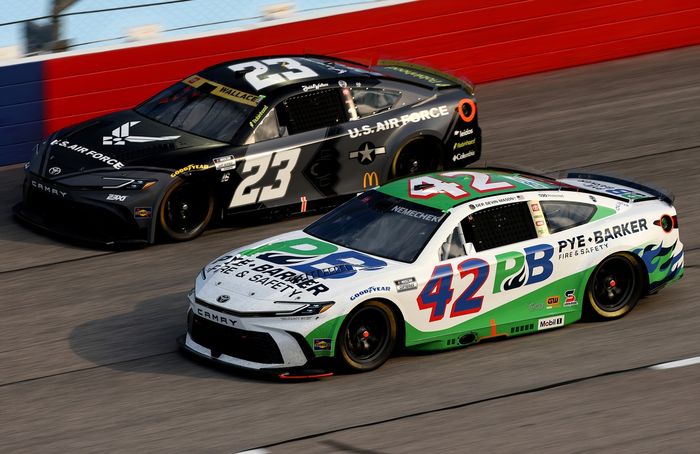 John Hunter Nemechek, LEGACY MOTOR CLUB Toyota, Bubba Wallace, 23XI Racing Toyota