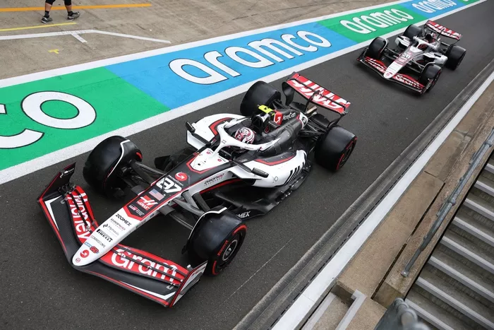Esteban Ocon, Haas F1 Team, Oliver Bearman, Haas F1 Team
