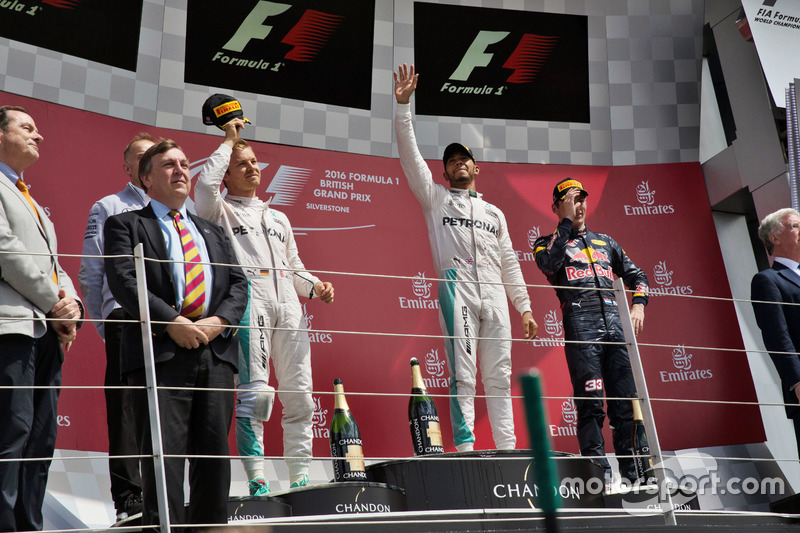 Podium : Nico Rosberg, Mercedes AMG F1, second; Lewis Hamilton, Mercedes AMG F1, vainqueur; Max Verstappen, Red Bull Racing, troisième