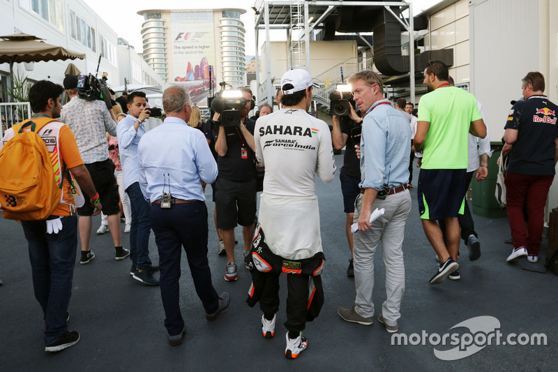 Johnny Herbert, Sky Sports F1 Presentador con Sergio Pérez, Sahara Force India F1 y Simon Lazenby, S