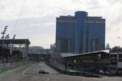 Fernando Alonso, McLaren MP4-31 en teamgenoot Jenson Button, McLaren MP4-31