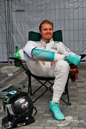 Nico Rosberg, Mercedes AMG F1 se detiene en la segunda práctica