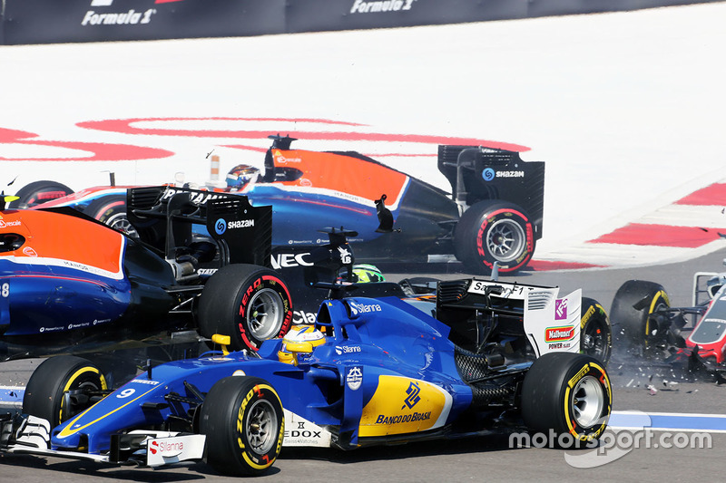 Marcus Ericsson, Sauber C35 crashes at the start of the race