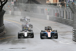 Pascal Wehrlein, Manor Racing MRT05 and Valtteri Bottas, Williams FW38 battle for position