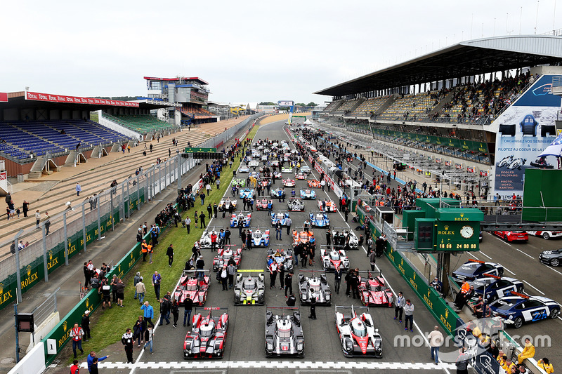 La sesión de fotos tradicional de los autos de Le Mans