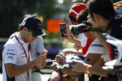 Felipe Massa, Williams Martini Racing, schreibt Autogramme für die Fans