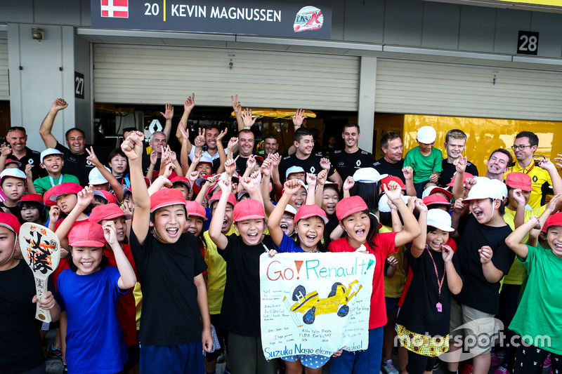 Junge Fans mit dem Renault Sport F1 Team