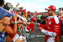 Sebastian Vettel, Ferrari firma autografi ai tifosi