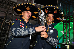 Podio: terzo posto, Daniel Ricciardo, Red Bull Racing con Max Verstappen, Red Bull Racing