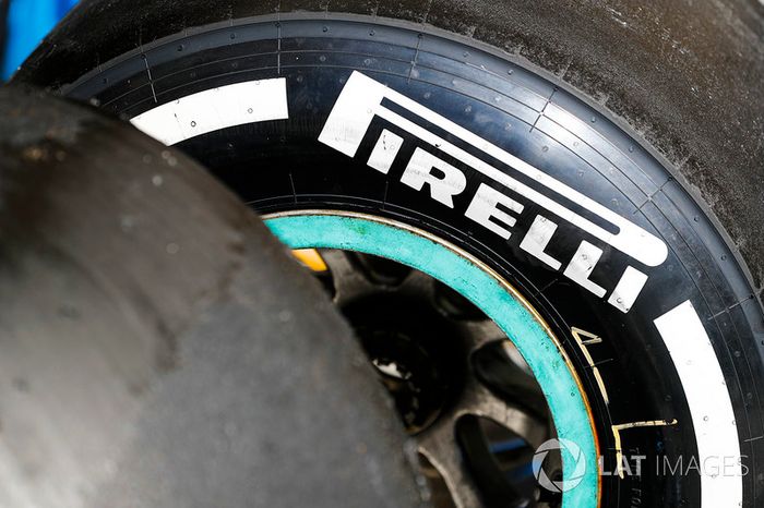 Detalle de neumáticos Pirelli