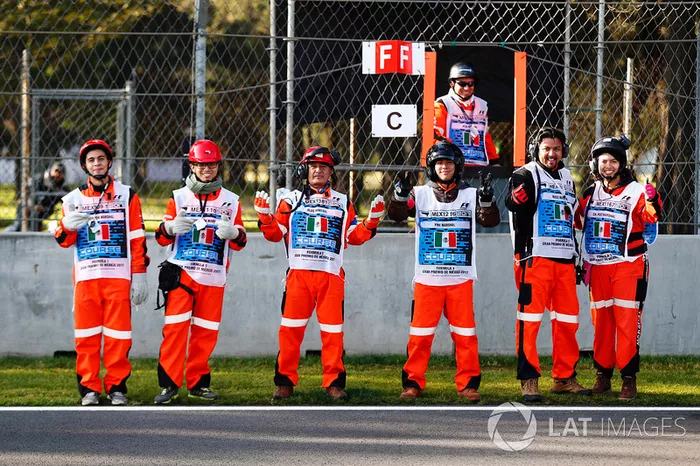 Oficiales de pista mexicanos posan antes de la PL1