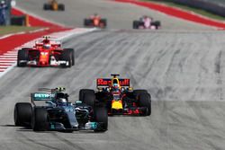 Valtteri Bottas, Mercedes-Benz F1 W08 et Daniel Ricciardo, Red Bull Racing RB13 en lutte