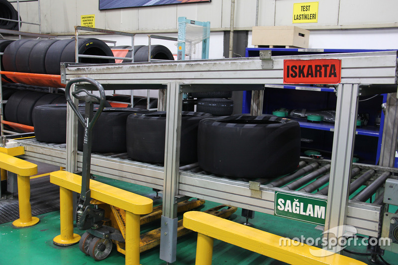Pirelli Motorsport Fabrikası kalite kontrol alanı