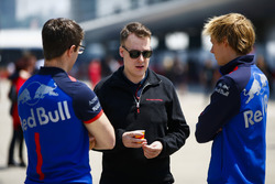 Brendon Hartley, Toro Rosso, with engineers