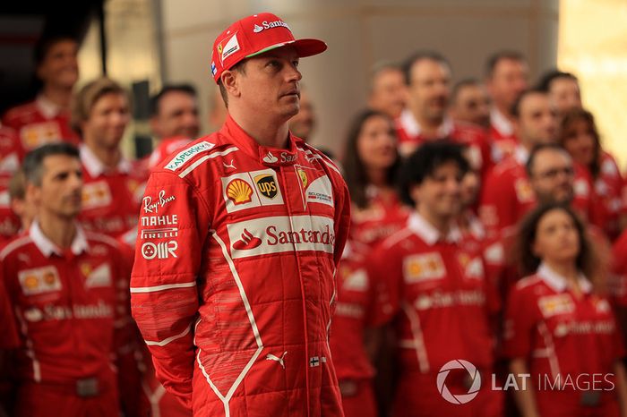 Kimi Raikkonen, Ferrari y el equipo en la foto