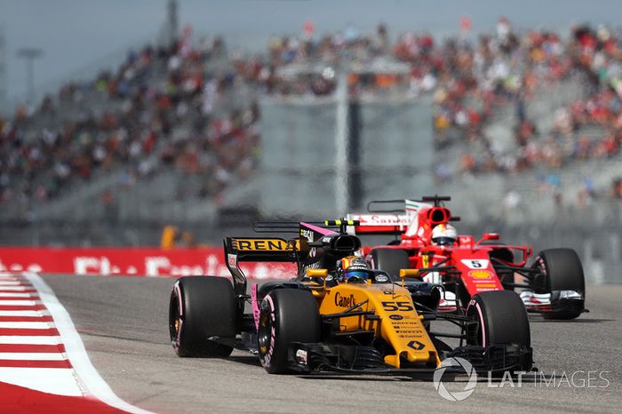 Carlos Sainz Jr., Renault Sport F1 Team RS17 y Sebastian Vettel, Ferrari SF70H