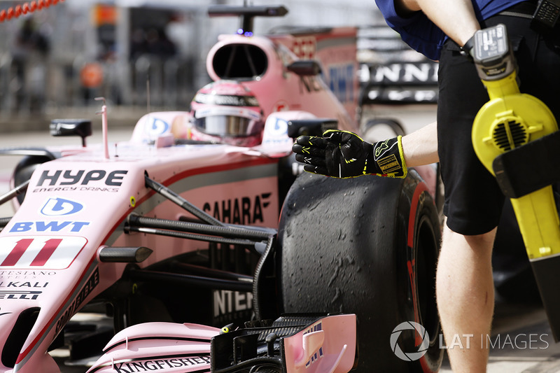Sergio Perez, Sahara Force India F1 VJM10, in the pits