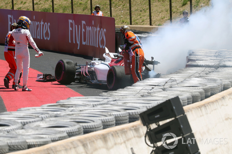 Marcus Ericsson, Sauber C37 choca en la PL1 y se incendia