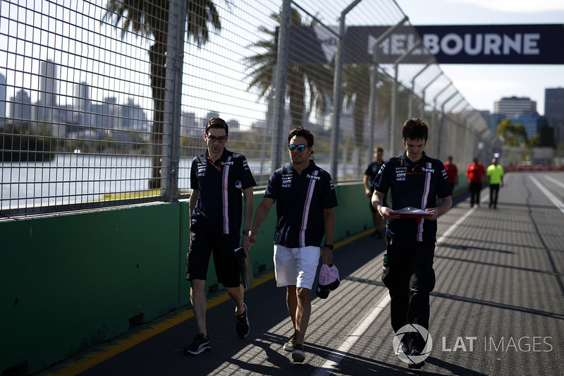 Sergio Perez, Force India, cammina lungo il circuito