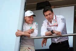 Valtteri Bottas, Mercedes AMG F1, avec Toto Wolff, directeur exécutif, Mercedes AMG