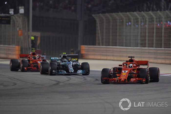 Sebastian Vettel, Ferrari SF71H leads