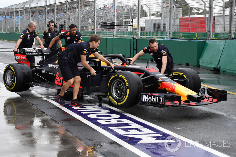 Mekanik Red Bull mendorong Red Bull RB14 di pitlane