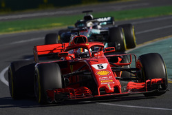 Себастьян Феттель, Ferrari SF71H, и Льюис Хэмилтон, Mercedes AMG F1 W09