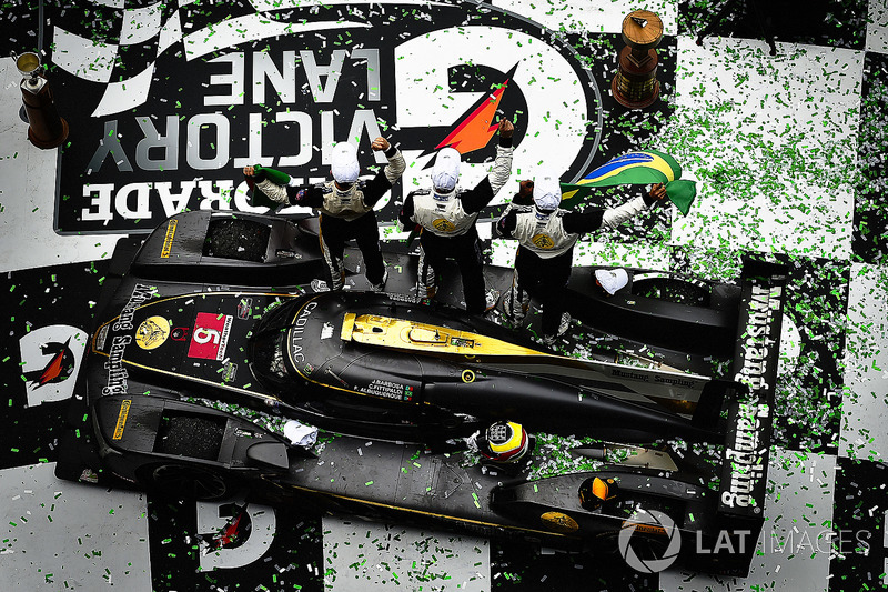6. #5 Action Express Racing Cadillac DPi, P: Joao Barbosa, Christian Fittipaldi, Filipe Albuquerque celebra en victory lane