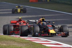 Daniel Ricciardo, Red Bull Racing RB14 Tag Heuer, Kimi Raikkonen, Ferrari SF71H