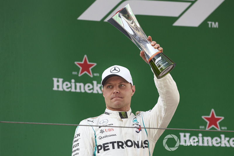 Valtteri Bottas, Mercedes AMG F1, 2° classificato, con il suo trofeo