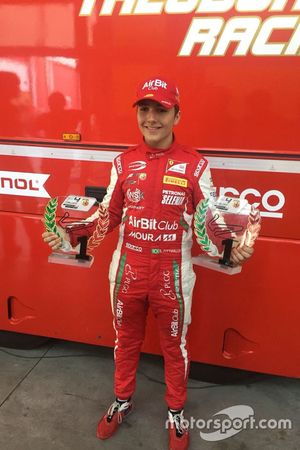 Enzo Fittipaldi com os dois troféus de Adria da F4 Italiana