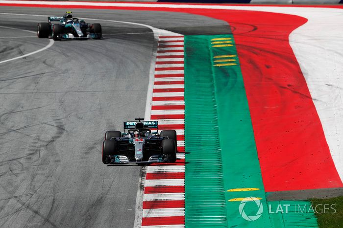 Lewis Hamilton, Mercedes AMG F1 W09, y Valtteri Bottas, Mercedes AMG F1 W09