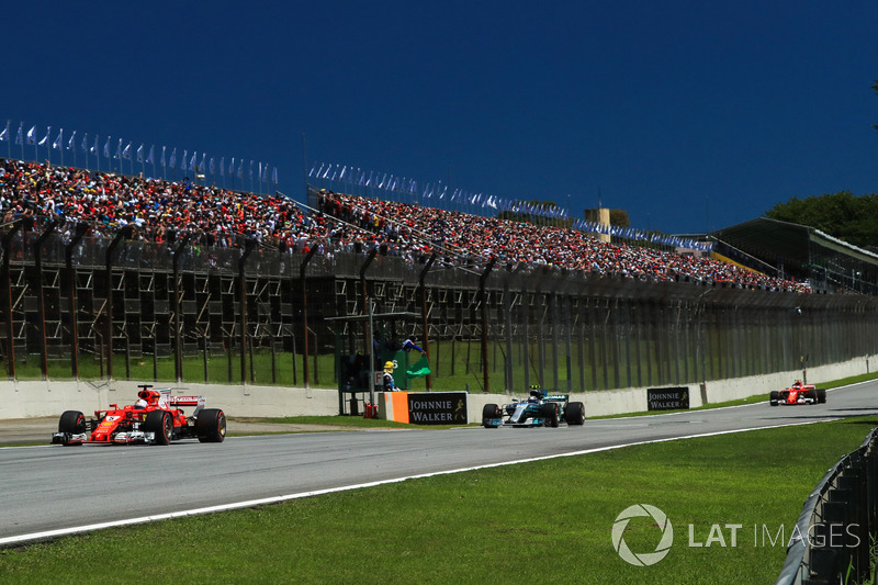Sebastian Vettel, Ferrari SF70H, Valtteri Bottas, Mercedes-Benz F1 W08 y Kimi Raikkonen, Ferrari SF70H