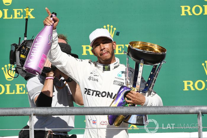 Podio: ganador de la carrera  Lewis Hamilton, Mercedes AMG F1 celebra
