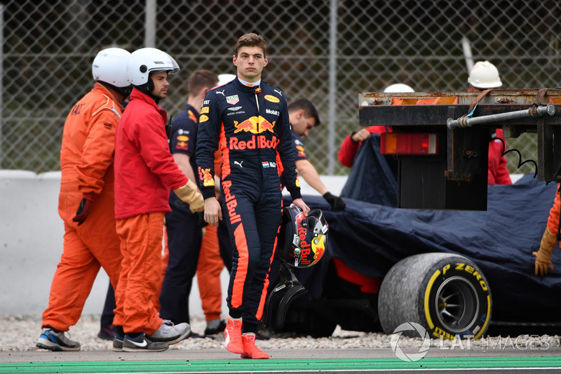 Max Verstappen, Red Bull Racing rientra a piedi ai box dopo essere finito nella ghiaia in testacoda