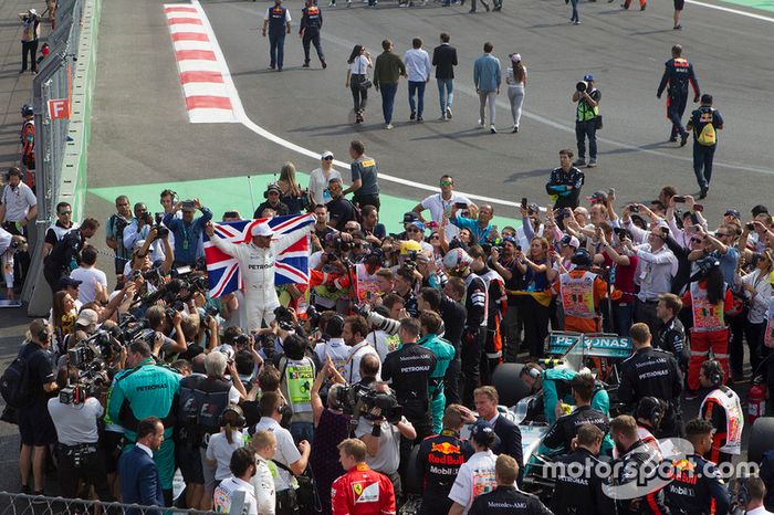 Lewis Hamilton, Mercedes AMG F1 W08 celebra su campeonato del mundo 2017