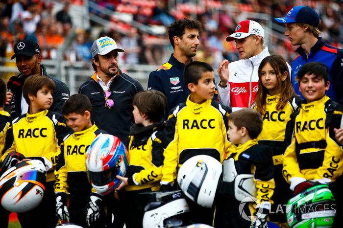 Los jóvenes pilotos de kart respaldados por el RACC, el club automovilístico más grande de España, posan con Lewis Hamilton, Mercedes AMG F1, Fernando Alonso, McLaren, Daniel Ricciardo, Red Bull Racing. Marcus Ericsson, y Brendon Hartley, Toro Rosso