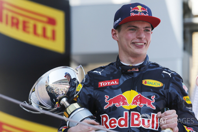 Max Verstappen, Red Bull Racing, 1° classificato, festeggia sul podio con il trofeo