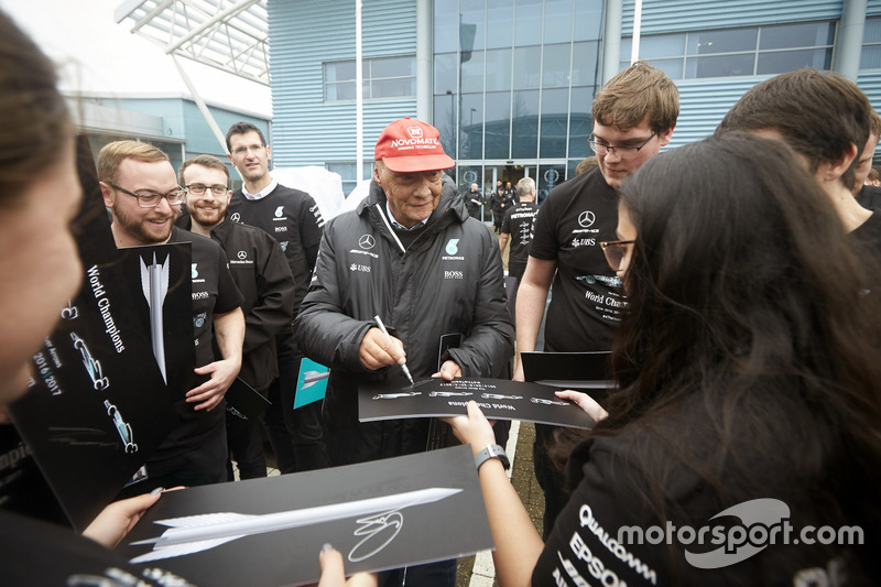 Ники Лауда, неисполнительный директор Mercedes AMG F1, сотрудники команды