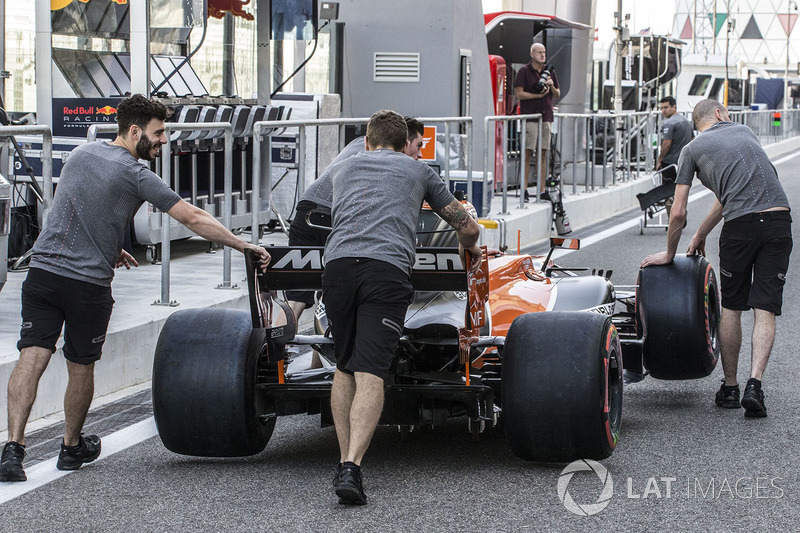 Mecánicos de McLaren empujan el MCL32 en el pitlane